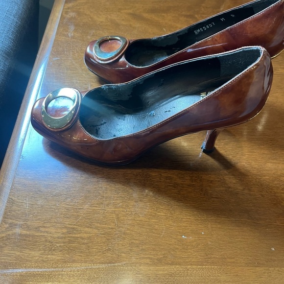 Stuart Weitzman neutral vintage heels with gold accents - Picture 4 of 5